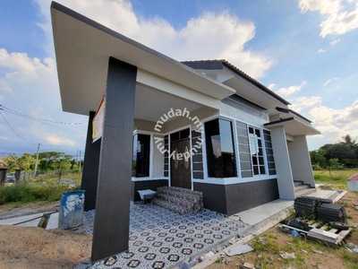 Rumah Banglo Siap dengan View Sawah Padi Tepi Jalan Utama di Melor
