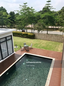 Corner bungalow with private pool