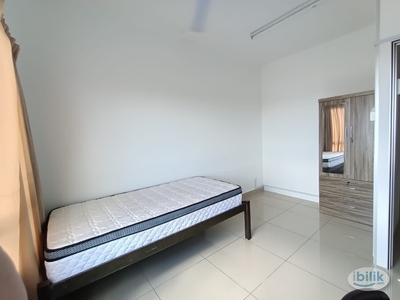 Female Tenants Near MRT Middle Queen bedroom with windows and Fully Furnished at Casa Residenza , Kota Damansara