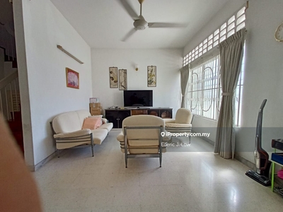 Beautifully Maintained Terrace House Island Glades
