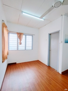 ✨Easy access to highways!! Corner lot Big Room, walking distance to shops and public transport!