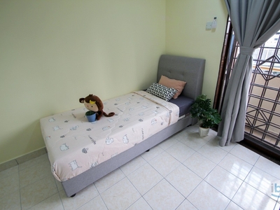 Female Tenants Single bedroom with windows at Palm Spring, Kota Damansara