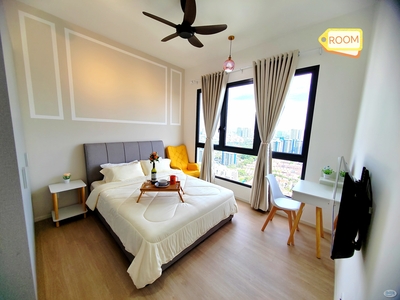 Fully Furnished & New Renovated Queen Suite Cover Walkway to MRT & LRT
