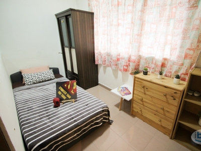 Fully-Furnished Single Room with AirCond & Window for Rent at Seapark Apartment
