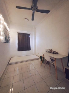 Medium Room to rent pelangi damansara condominium(WIfi & Utility)
