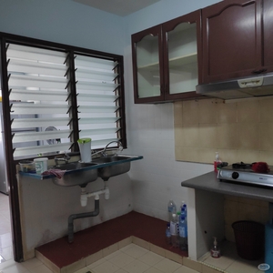 Middle Room ( Attached Bathroom / LRT Station ) SS18, Subang Jaya