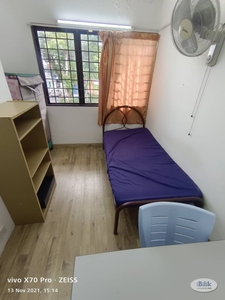 Middle room with window/ Fully Furnish provided/Walking distance to Inti College, SJMC, AEU, Subang Parade/ 5 mins driving distance to Bandar Sunway