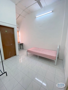 SS2 Female unit Fully furnish attach bathroom Middle Room at SS2, Petaling Jaya