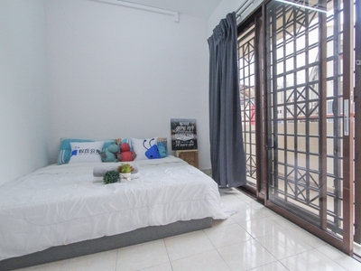 Fully Furnished Balcony Middle Room Queen Bed at Palm Spring, Kota Damansara Selangor