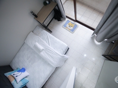 Walk distance MRT Balcony Queen bedroom with Aircond at Palm Spring@ Kota Damansara
