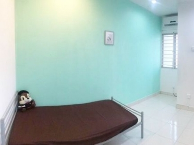 !! 0% Deposit !! Middle Room For Rent at Kota Kemuning- Shah Alam with High Speed WI-FI