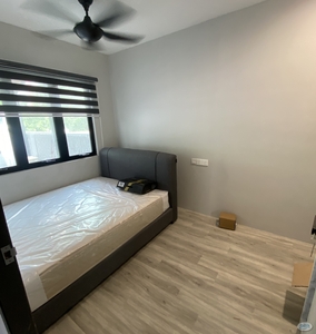 Damansara Kim, New Fully Furnished Room + Private Attached Bathroom (Free Utilities & WiFi) Ample Parking