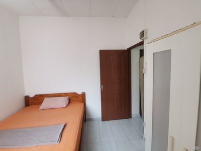Male Middle Room attached sharing bathroom at Ipoh, Perak