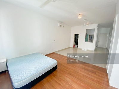 Studio unit For Sale/ Near to Bank/Bus station/2nd Link/Tuas/Sg/Silc