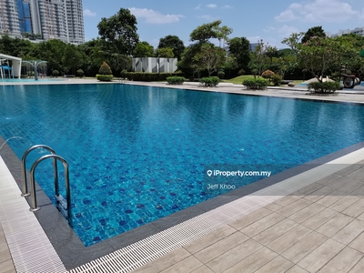 Beautiful unit facing pool for stay