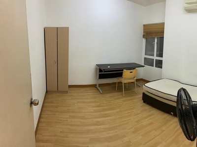 [FEMALE ONYL] MIDDLE ROOM WITH A/C FOR RENT AT COVA SUITE KOTA DAMANSARA