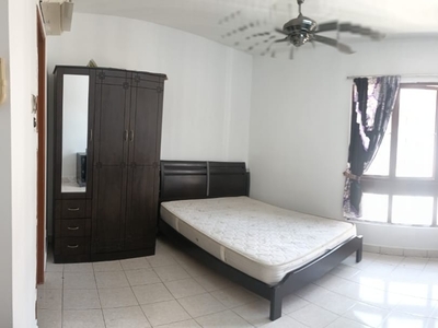 Master Room at Palm Spring, walking distance to SURIAN MRT , dataran sunway , tropicana