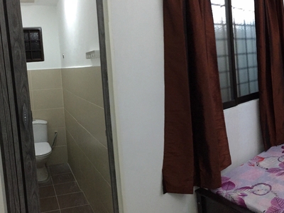 Aircond room and toilet - walk to LRT Kelana Jaya Line