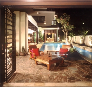 Balinese style bungalow with pool