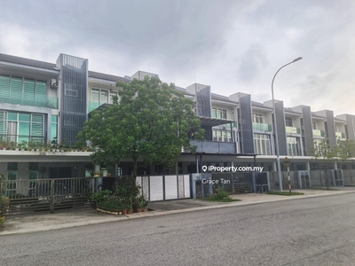 Bangi Avenue 3 Storey with 7 Rooms 7 baths with Kitchen Cabinet