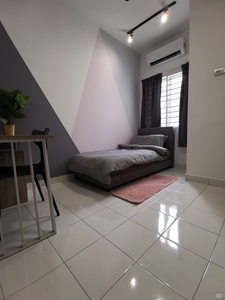 Discover fully furnished single with bathroom for rent at Subang 2! Move-in ready with stylish design and complete furnishings.