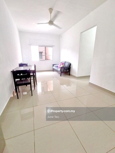 Low Floor Partial Furnished 3rooms Flat @ Bukit Indah Flat for Rent