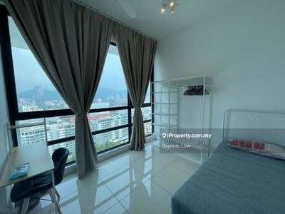 Queens Residences Q2 Seaview 950sf Fully Renovated Furnished 2-C/prk