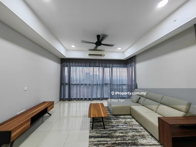 Fully-Furnished Corner Unit for Sell (Golf Lake View & 2 Car Parks)