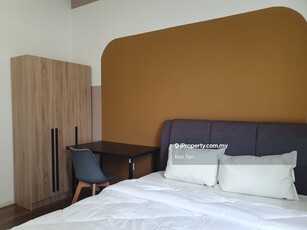 Queen Bedroom , Link Bridge MRT 2 Room For Rent!