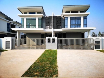 Horizon Hill Double Storey Cluster Corner House, Partial Furnished