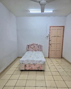 Room for Rent, Taman Kingfisher