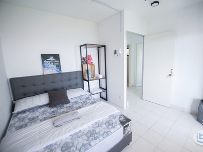 Kota Damansara Middle Room with Balcony near MRT Surian