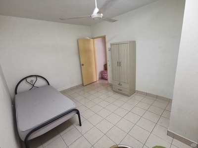 RM400 Middle Room at Equine Park (200m walking distance to MRT Taman Equine)