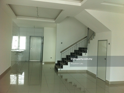 2 sty Terrace house 2 min to MRT easy access to AEON , Giant & LDP