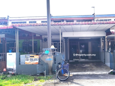 A lovely single-storey terrace house strategically in Kamunting Maju.