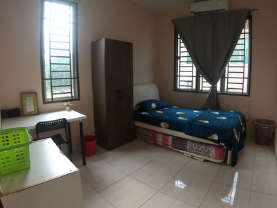 Comfortable Middle Room for Rent in Taman Austin Perdana (RM800)