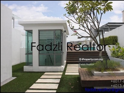 Condominium penthouse with garden and pool