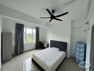 Master Room at Emerald Residence, Teluk Kumbar Available NOW