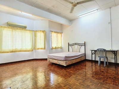 Master Room for rent at BU4