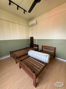 Master Room with Aircon/WIFI + Electric included @Pangsapuri Ria