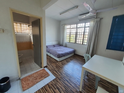 Master Room (with private bathroom) at Puchong Indah (female or couple only)