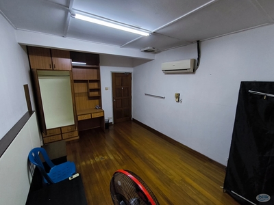 Middle Room at landed house, Sri Damansara (INCLUSIVE of Internet and utilities)