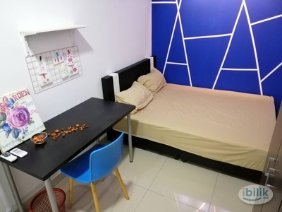 5Min to LRT Middle Room Near to Subang Airport Free Wifi, Electric , Water Bill