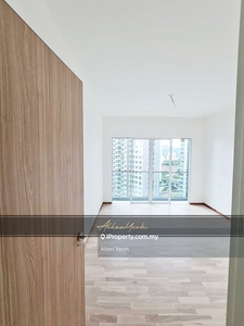 Quaywest Residence - 1470sqft Private Lift Access, Near Queensbay Mall