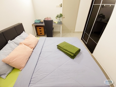 Middle Room 2 min to bus station ONLY 5 min drive to Bukit Jalil Free Wifi, Water and Electric