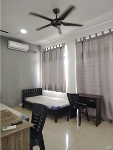 EXTRA large and spacious room with wide balcony, walking 2 mins to MAHSA