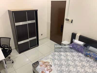 Female Unit at J.dupion middle room for rent