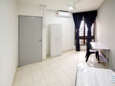 Near MRT Surian FEMALE unit! !! --Kota Damansara single room with aircon and window--