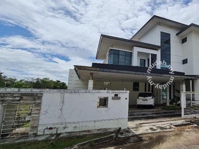 3 storey nicely finished Bungalow House in Alamesra. LA: 9182 sqft