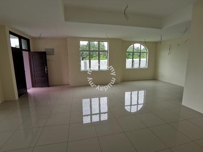 BIG SIZE AND BRAND NEW 2.5 Storey Semi D TOWN CENTRE Taman Tiong